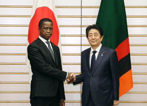 安倍总理在总理大臣官邸与赞比亚共和国总统埃德加・查格瓦・伦古举行了首脑会谈等。