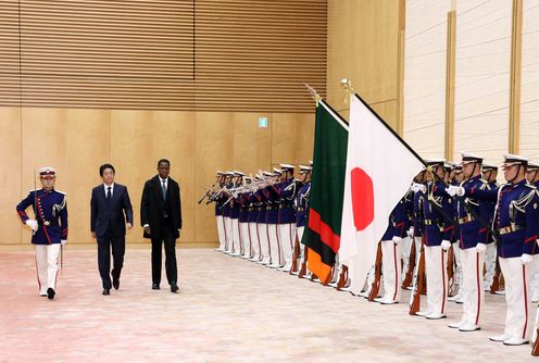 安倍总理在总理大臣官邸与赞比亚共和国总统埃德加・查格瓦・伦古举行了首脑会谈等。