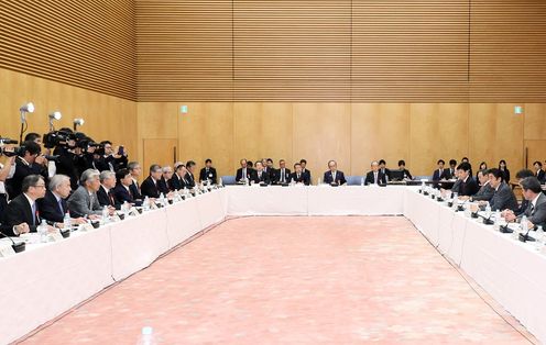 安倍总理在总理大臣官邸出席了第1次社会人员・社会成熟人才录用协议会。