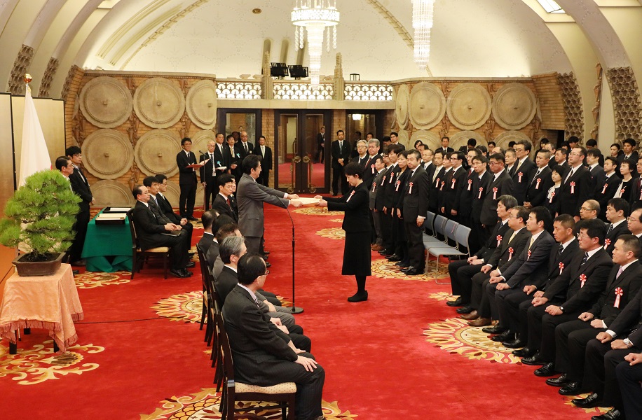 安倍总理出席了在总理大臣公邸召开的内阁及内阁府老员工表彰仪式。
