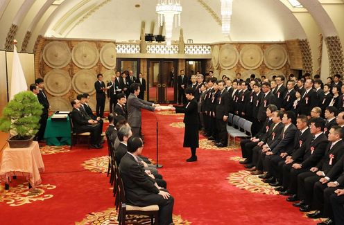 安倍总理出席了在总理大臣公邸召开的内阁及内阁府老员工表彰仪式。