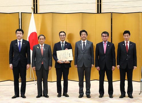 安倍总理在总理大臣官邸召开了第2届日本可持续发展目标（SDGs）奖表彰仪式。