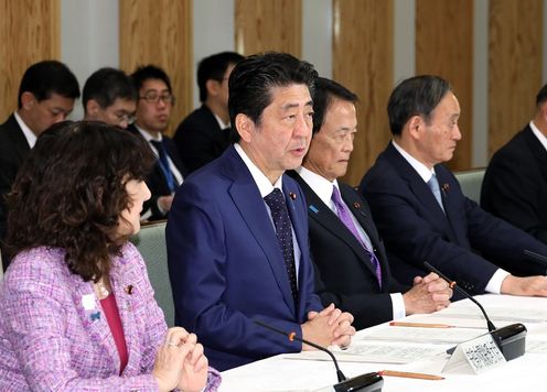 安倍总理在总理大臣官邸召开了第12次地方分权改革推进本部会议。