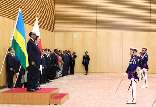 安倍总理在总理大臣官邸与卢旺达共和国总统保罗・卡加梅举行了首脑会谈等。