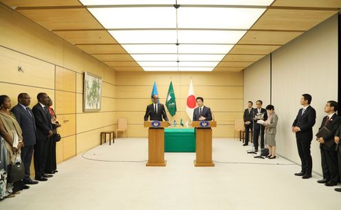 安倍总理在总理大臣官邸与卢旺达共和国总统保罗・卡加梅举行了首脑会谈等。