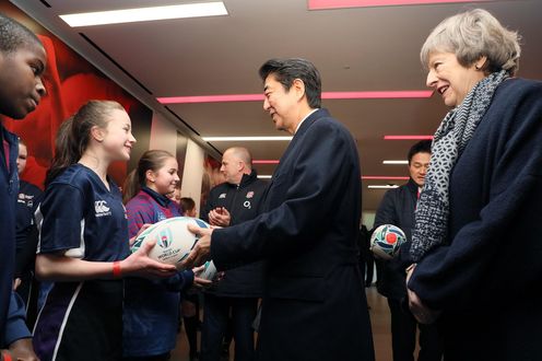 安倍总理访问了英国的伦敦。