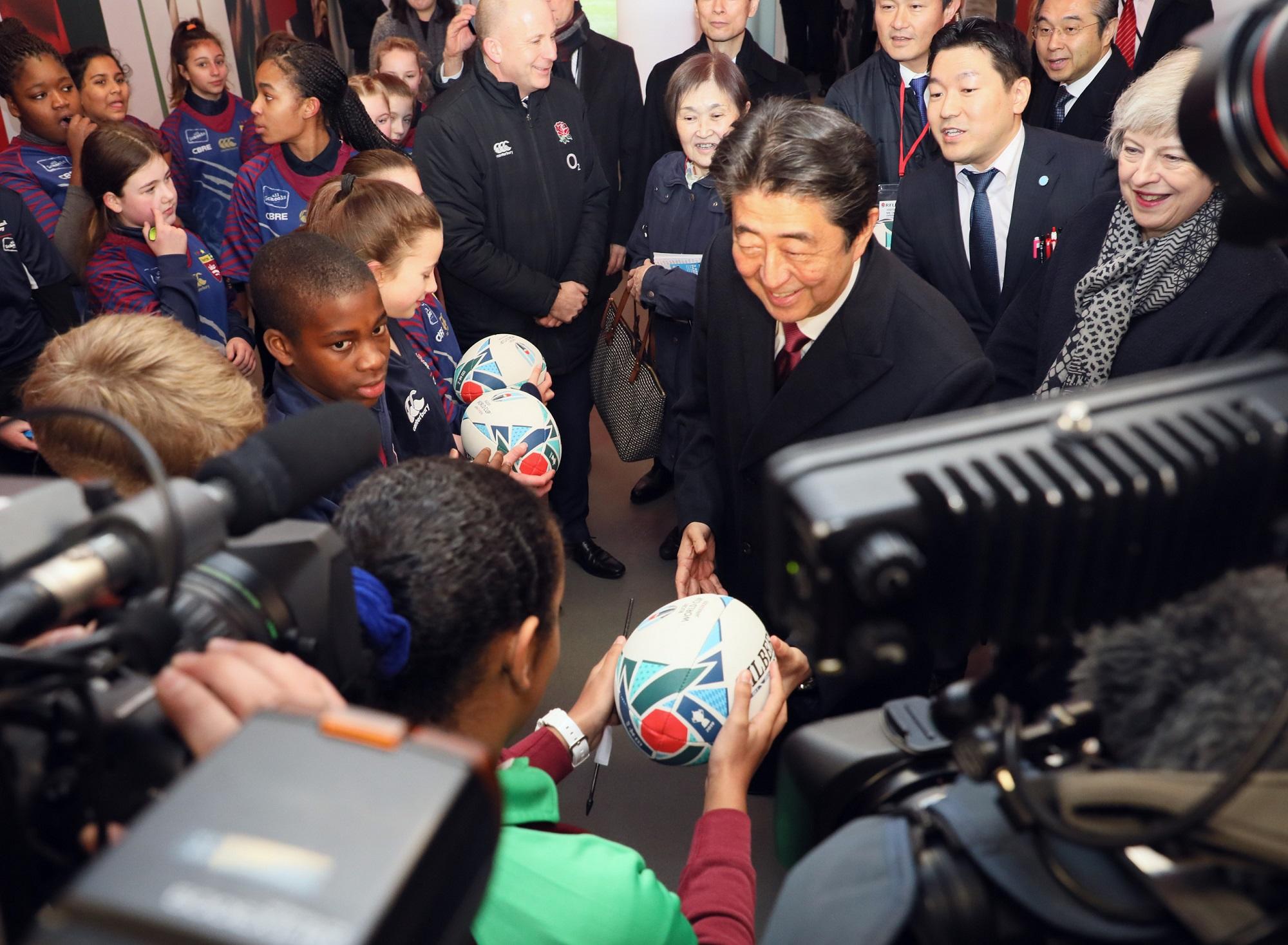 安倍总理访问了英国的伦敦。