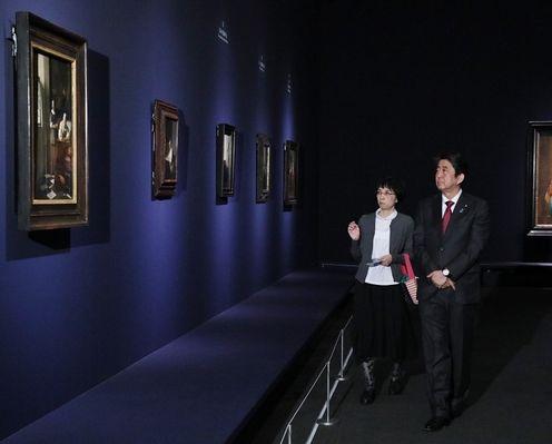 安倍总理参观了在东京都内举行的维米尔展。