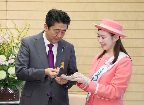 安倍总理在总理大臣官邸接受了福岛县知事内堀雅雄等赠送的天干柿。