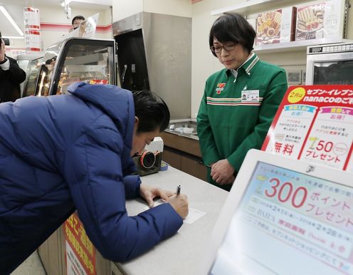安倍总理视察了东京都品川区的户越银座商店街。