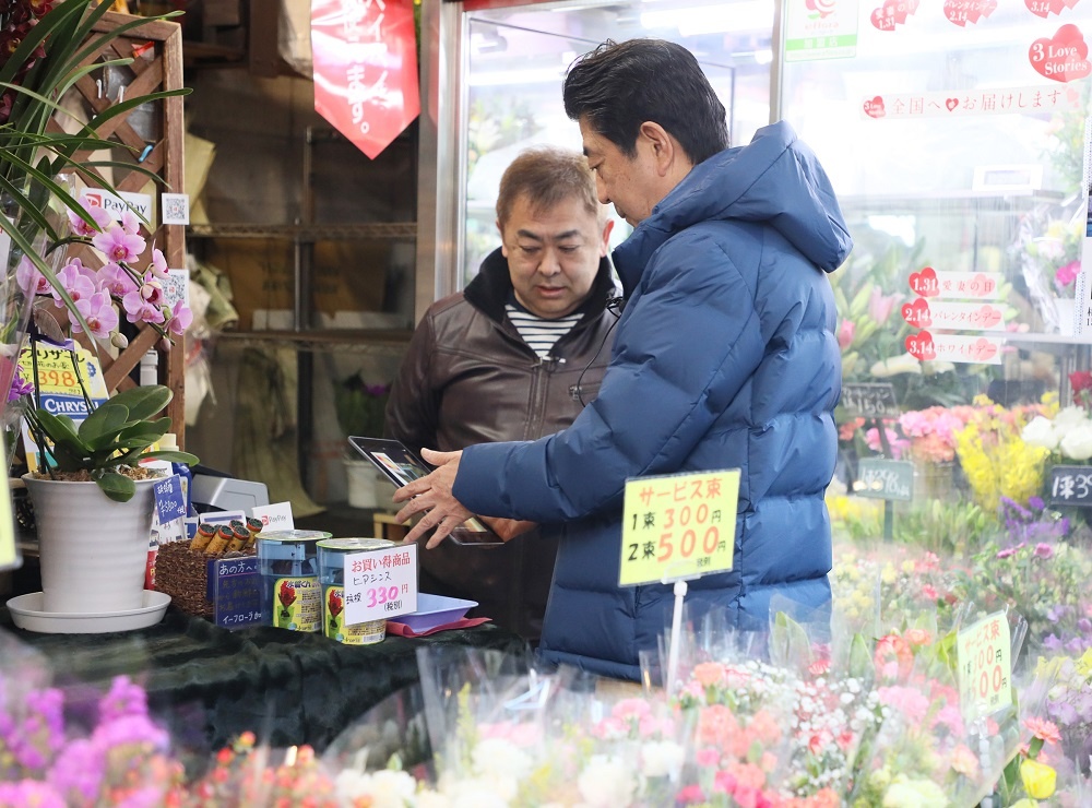 安倍总理视察了东京都品川区的户越银座商店街。