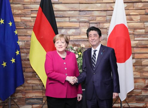安倍总理在总理大臣官邸与德意志联邦共和国总理安格拉・默克尔举行了首脑会谈等。