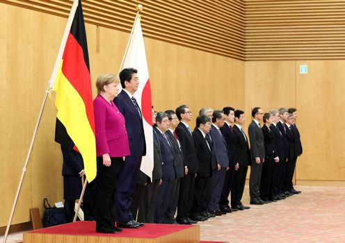 安倍总理在总理大臣官邸与德意志联邦共和国总理安格拉・默克尔举行了首脑会谈等。