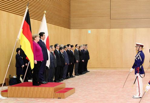 安倍总理在总理大臣官邸与德意志联邦共和国总理安格拉・默克尔举行了首脑会谈等。