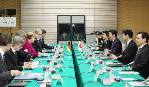 安倍总理在总理大臣官邸与德意志联邦共和国总理安格拉・默克尔举行了首脑会谈等。