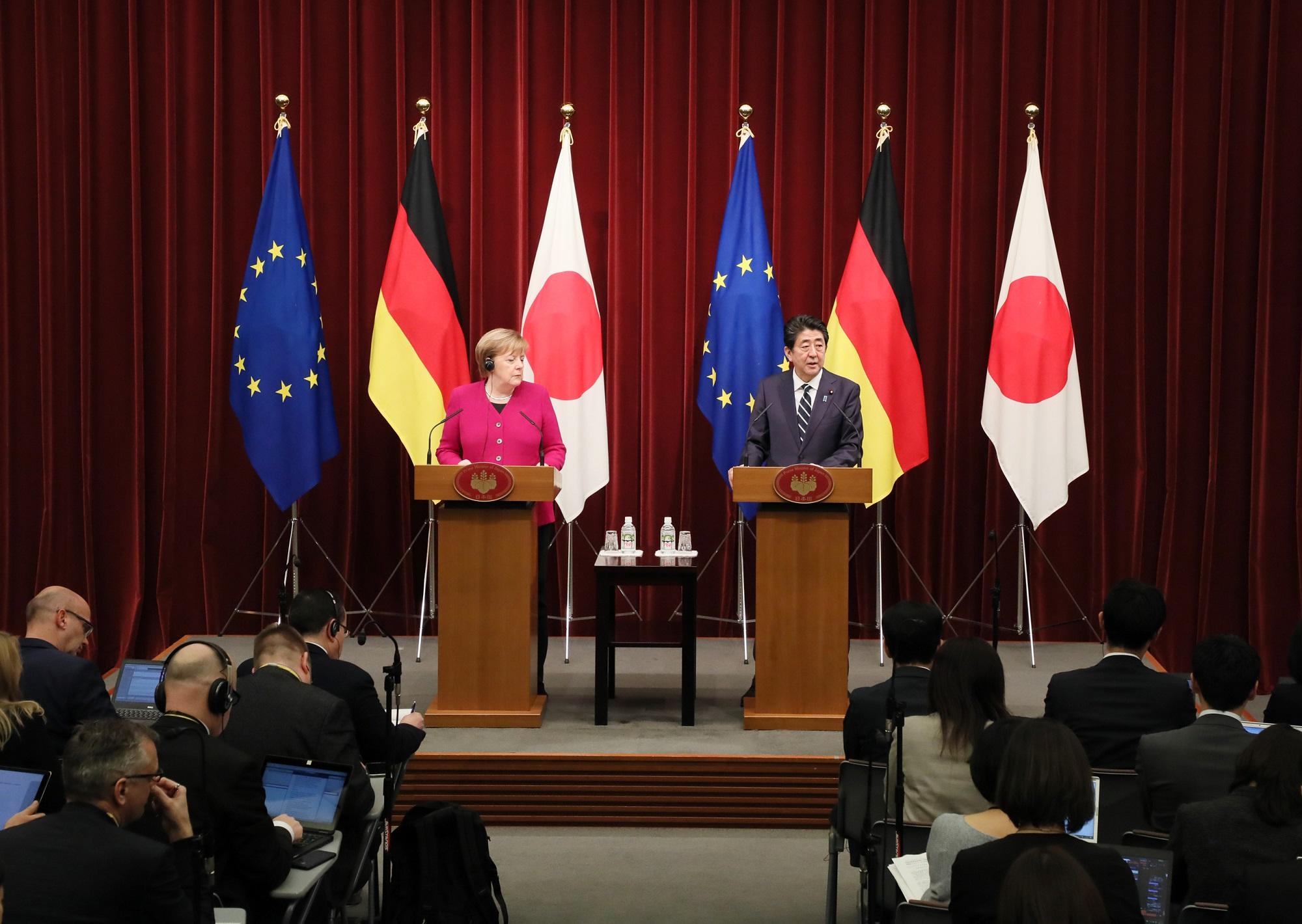 安倍总理在总理大臣官邸与德意志联邦共和国总理安格拉・默克尔举行了首脑会谈等。