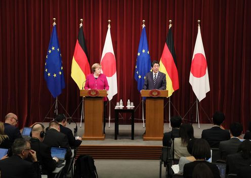 安倍总理在总理大臣官邸与德意志联邦共和国总理安格拉・默克尔举行了首脑会谈等。