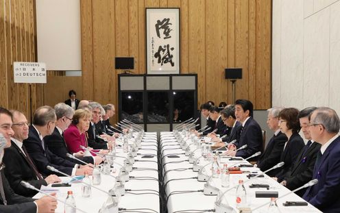 安倍总理在总理大臣官邸与德意志联邦共和国总理安格拉・默克尔举行了首脑会谈等。