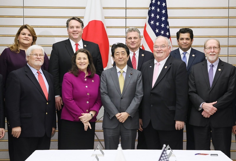 安倍总理在总理大臣官邸接受了美国议会日本研究组访日议员团一行的拜会