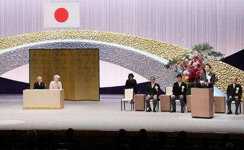 在天皇和皇后两位陛下的莅临之下，安倍总理出席了在东京都内举行的天皇陛下在位三十年纪念典礼。