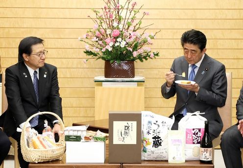 安倍总理在总理大臣官邸接受了北海道江别市市长三好升等赠送的北海道江别市及惠庭市的农产品。