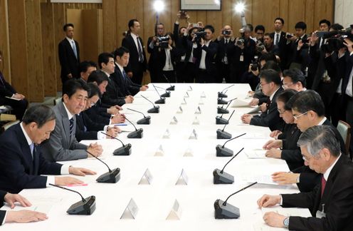 安倍总理在总理大臣官邸出席了有关每月例行经济报告等的相关阁僚会议。