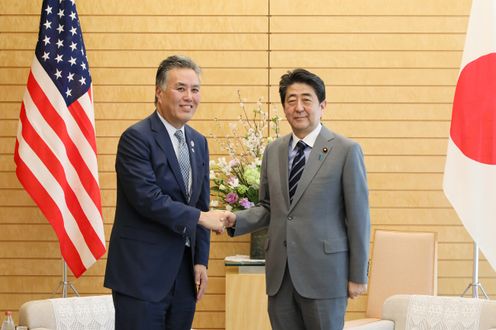 安倍总理在总理大臣官邸接受了参加日美国会议员会议的议员一行的拜会。