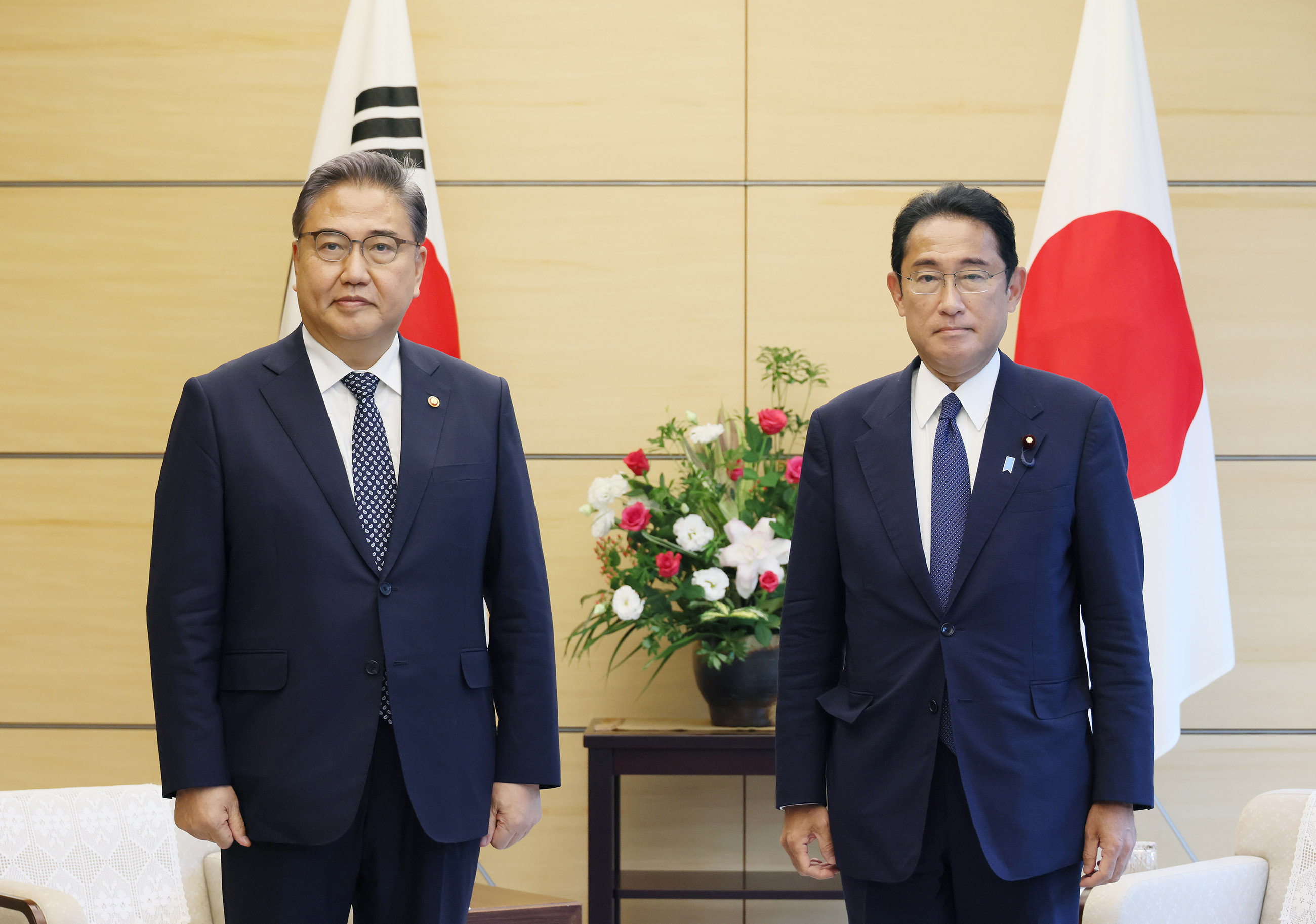 会见韩国外交部长官朴振