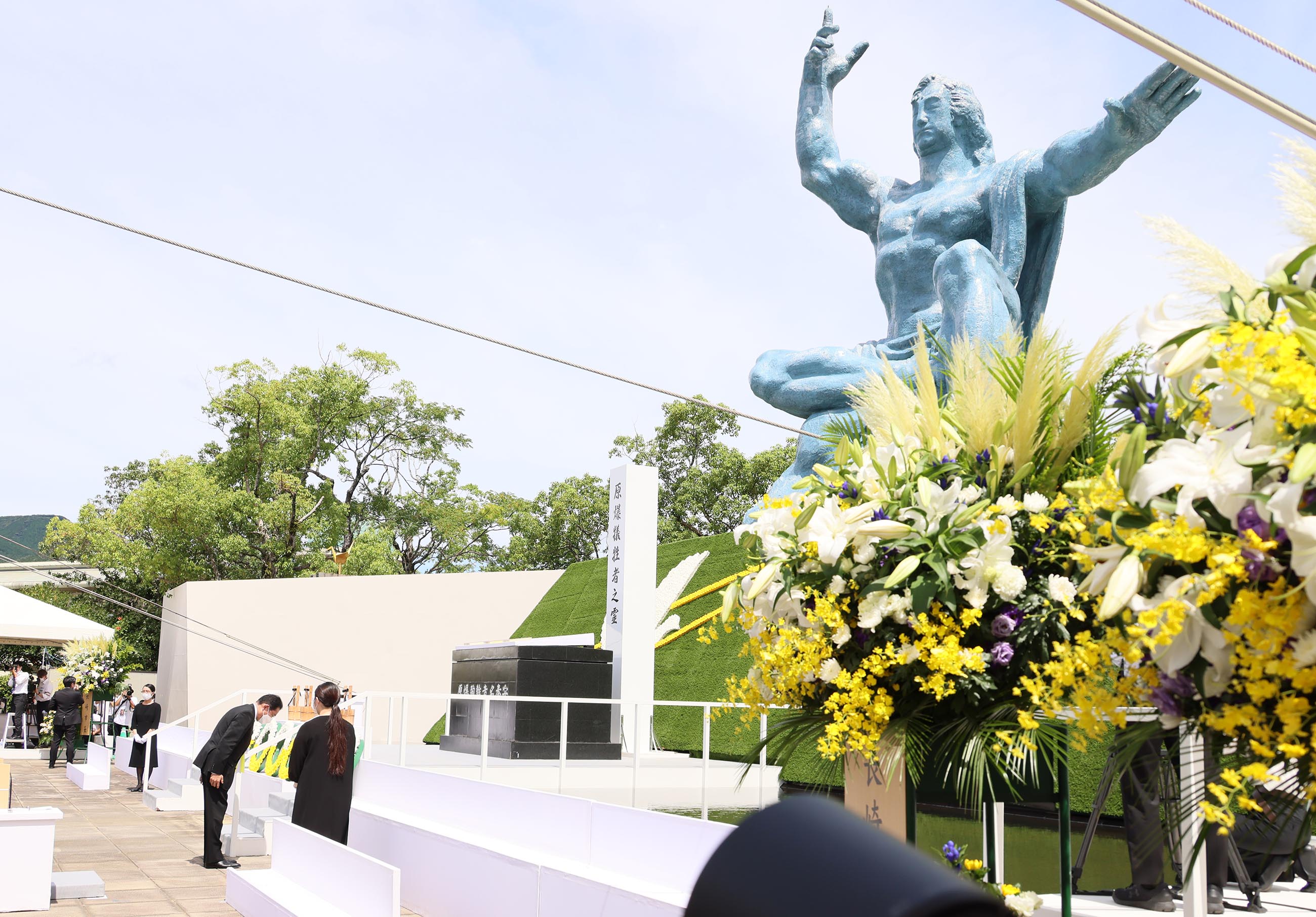 出席长崎市原子弹轰炸遇难者悼念暨和平祈愿仪式等