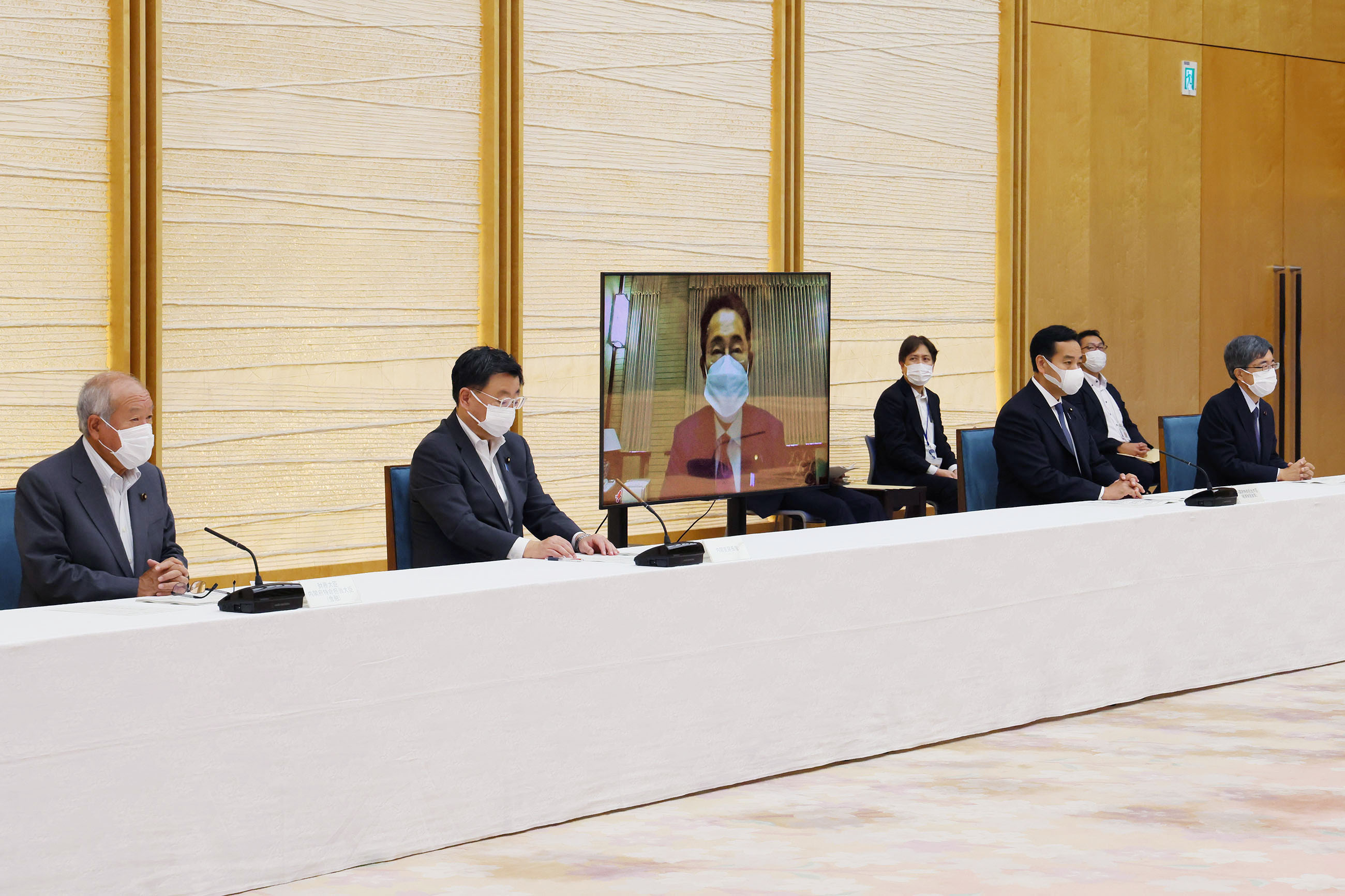 出席有关月度经济报告等相关阁僚会议
