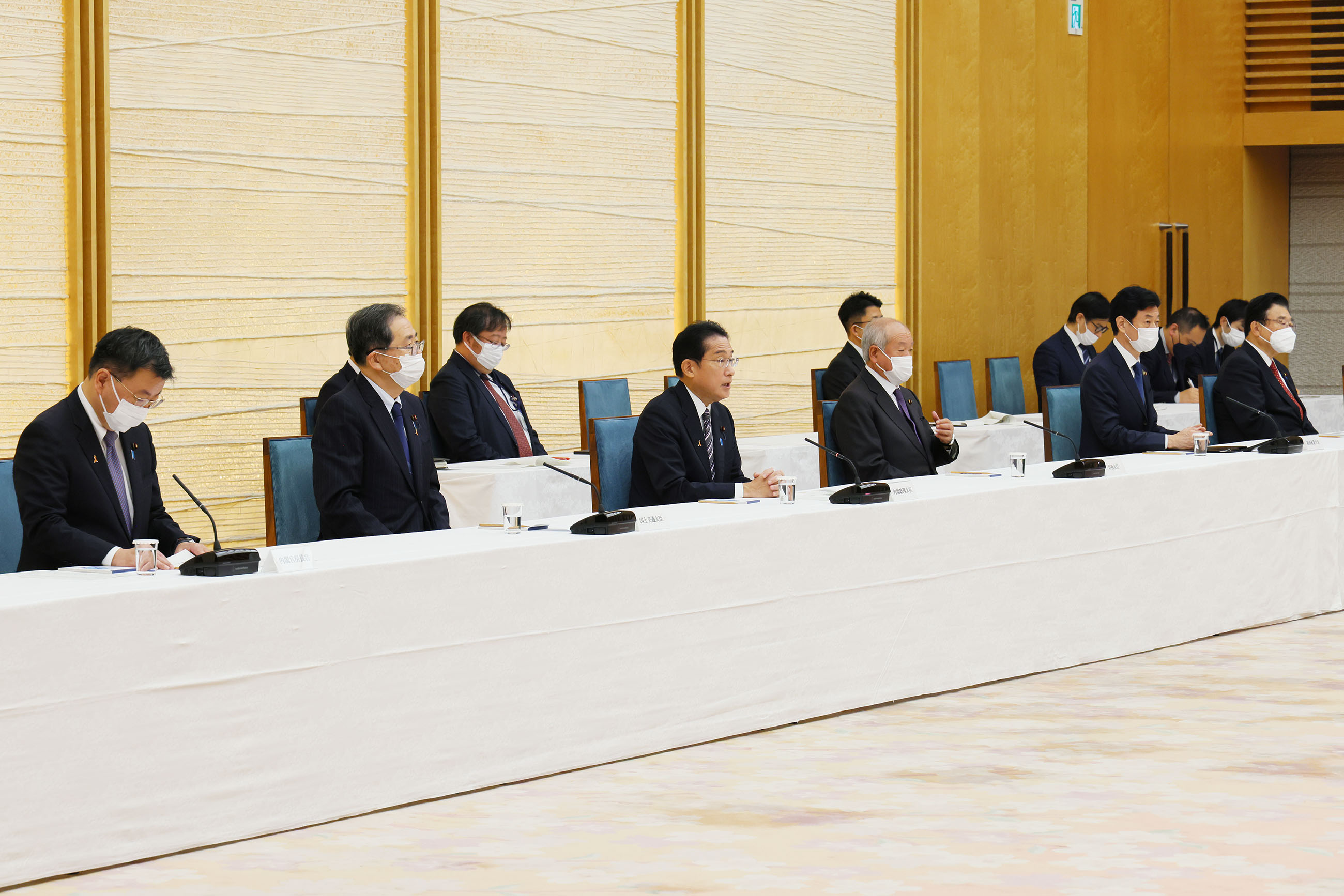 出席政府执政党联络会议
