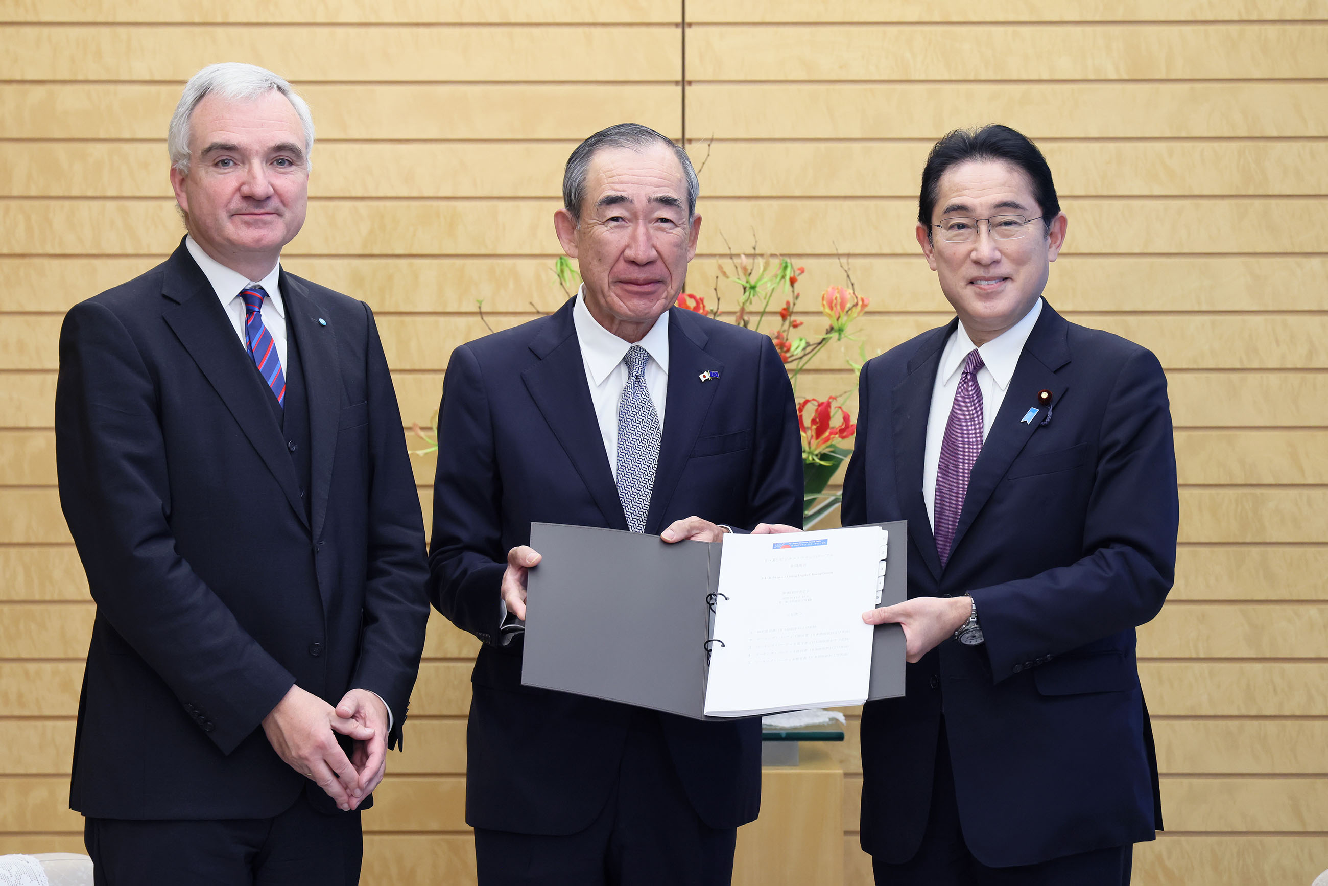 会见日本・欧盟商业圆桌会议（BRT）前联合议长栅山等并接受建议书