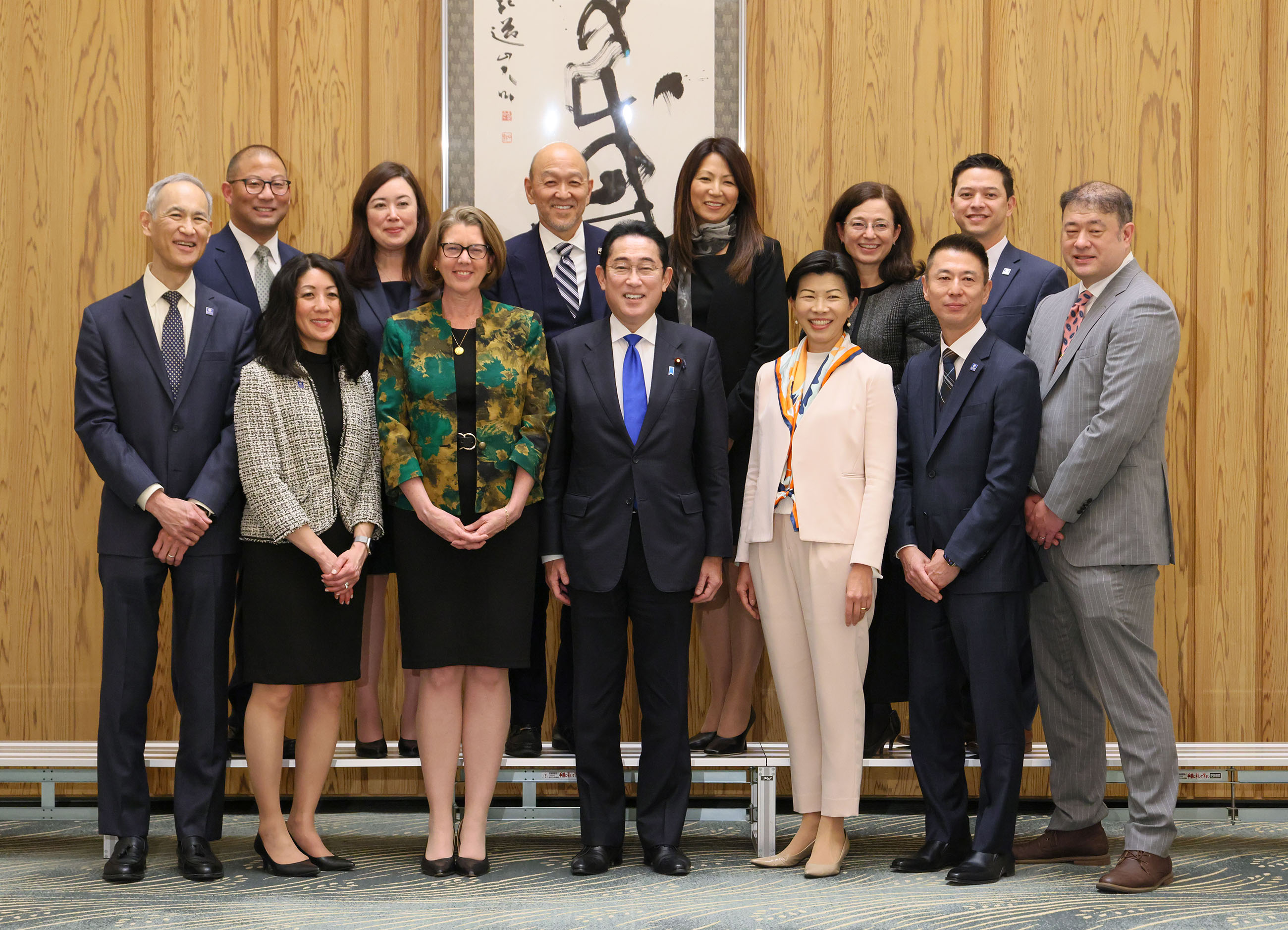 会见应邀访日的美籍日裔领袖代表一行