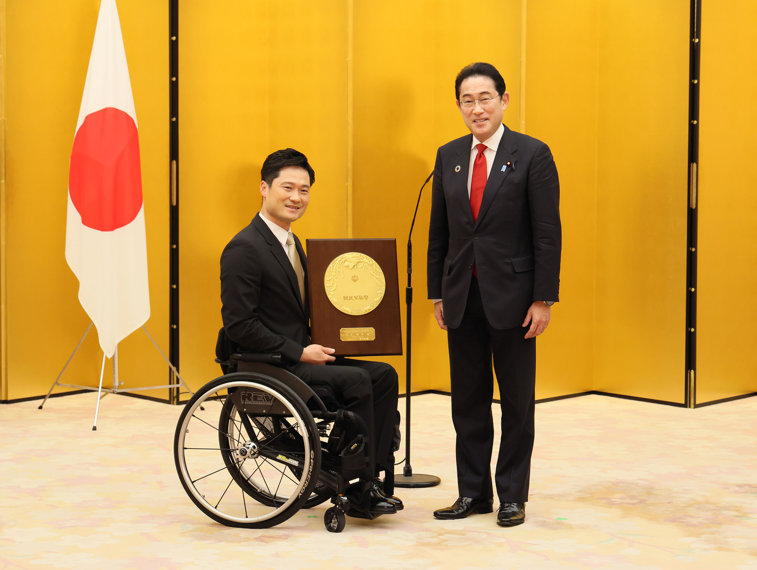 举行国民荣誉奖表彰仪式