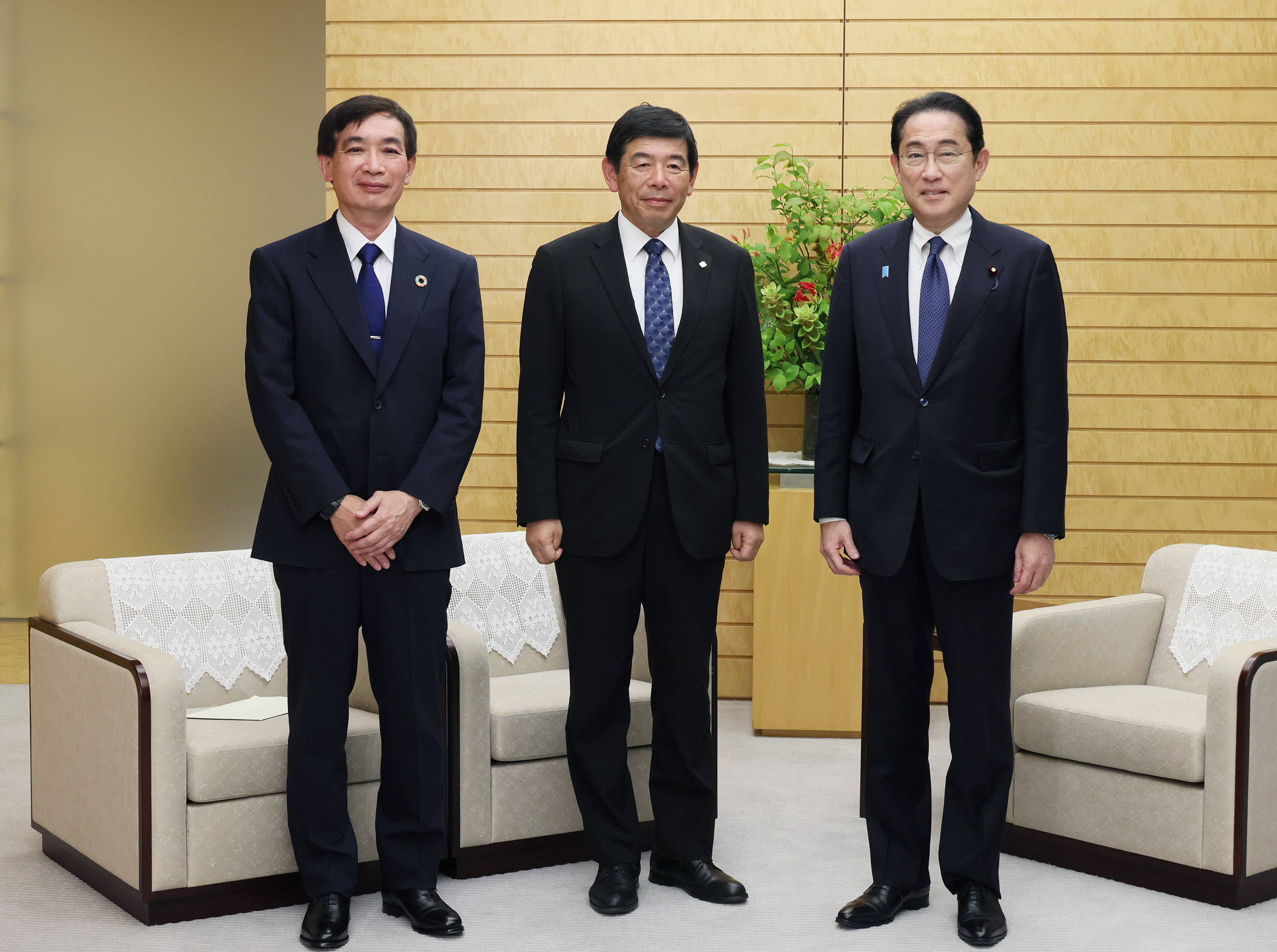 会见世界海关组织（WCO）秘书长御厨邦雄以及万国邮政联盟（UPU）国际局总局长目时政彦
