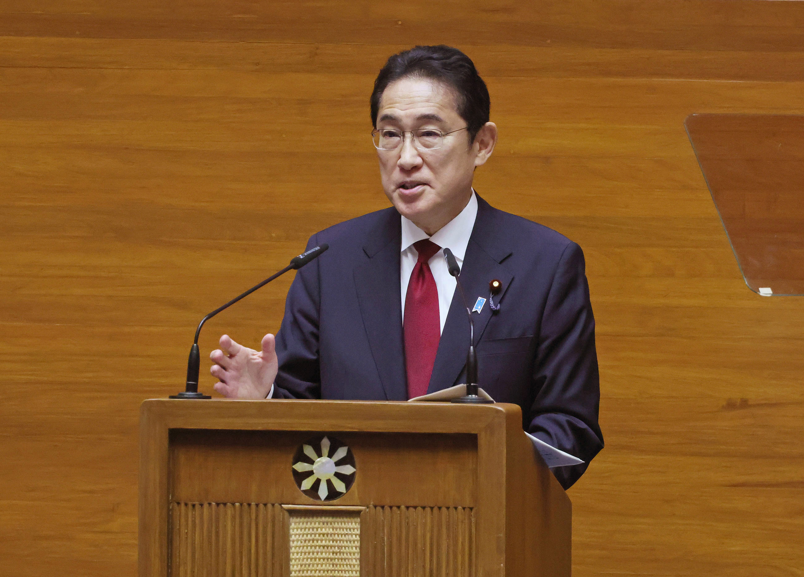 访问菲律宾 第二天（在菲律宾参众两院联席会议上发表演讲等）