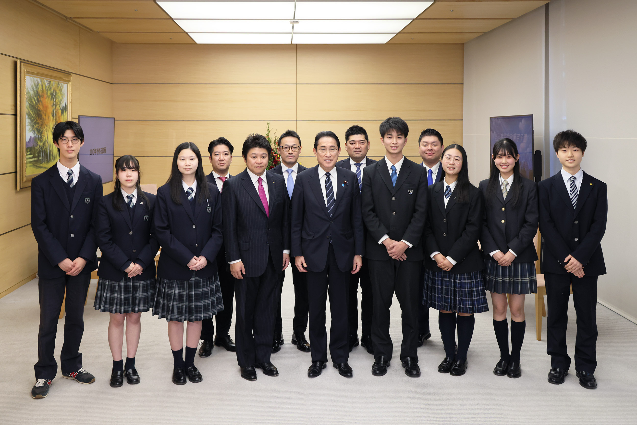 接见全国高中政策竞赛优胜团队