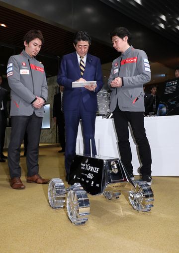 安倍总理出席了在东京都内举行的第3届宇宙开发利用大奖表彰仪式。