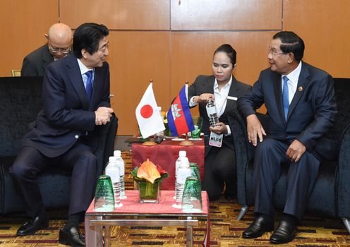 安倍总理为了出席东盟（ASEAN）相关首脑会议继续访问了马来西亚的吉隆坡。