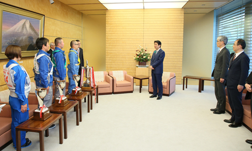 会见全国卡车司机大赛冠军