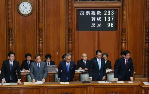 安倍总理出席了参议院全体会议。