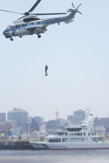 安倍総理视察了海上保安厅在东京湾的工作。