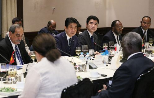 安倍总理访问了美利坚合众国的纽约。
