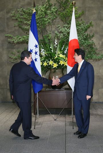 安倍总理在总理大臣官邸与洪都拉斯共和国总统胡安·奥兰多·埃尔南德斯·阿尔瓦拉多举行了首脑会谈等。