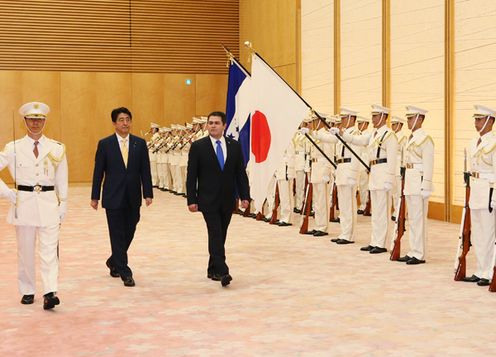 安倍总理在总理大臣官邸与洪都拉斯共和国总统胡安·奥兰多·埃尔南德斯·阿尔瓦拉多举行了首脑会谈等。