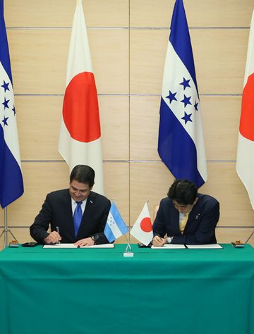 安倍总理在总理大臣官邸与洪都拉斯共和国总统胡安·奥兰多·埃尔南德斯·阿尔瓦拉多举行了首脑会谈等。