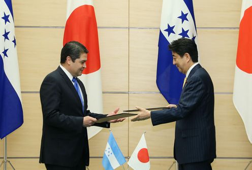 安倍总理在总理大臣官邸与洪都拉斯共和国总统胡安·奥兰多·埃尔南德斯·阿尔瓦拉多举行了首脑会谈等。