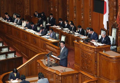 安倍总理出席了参议院全体会议。