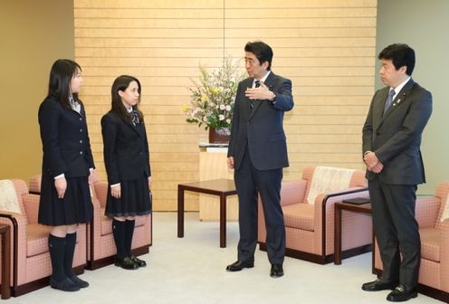 安倍总理在总理大臣官邸接受了在第31届“思考北方领土”高中生辩论大会上获得最优秀奖及优秀奖的高中生的拜访。