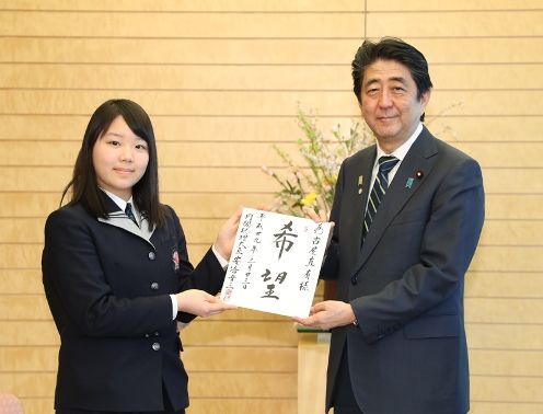 安倍总理在总理大臣官邸接受了在第31届“思考北方领土”高中生辩论大会上获得最优秀奖及优秀奖的高中生的拜访。